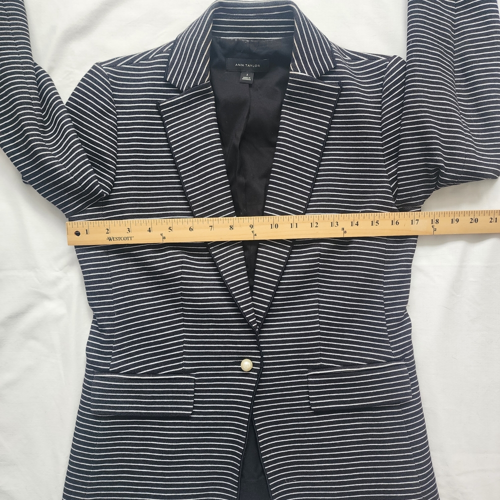 NWOT Ann Taylor Size 2 Black White Striped Blazer with Pearl Buttons - Picture 7 of 9